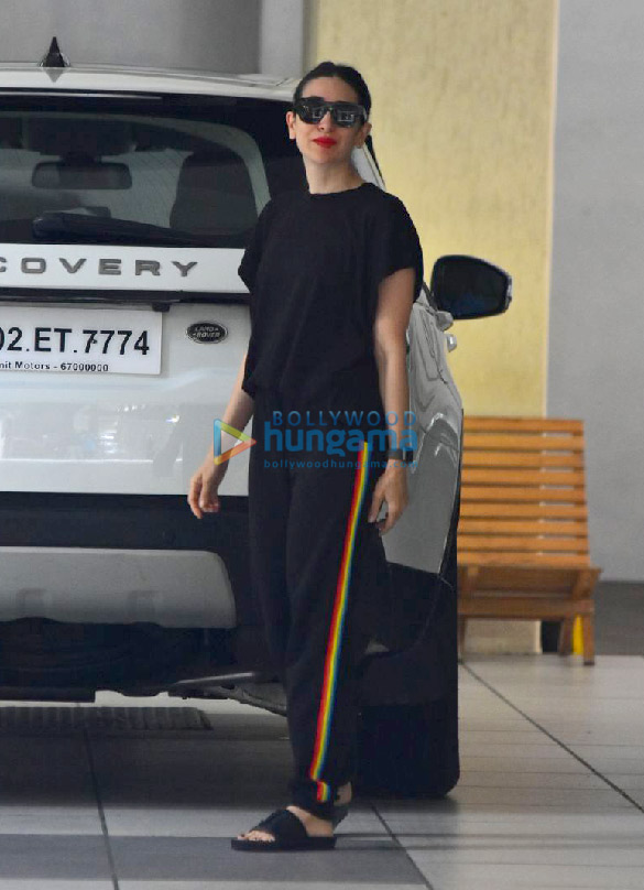 kareena kapoor khan and karisma kapoor spotted at babitas house 3