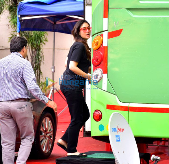 Kareena Kapoor Khan snapped shooting at Mehboob studio Kareena Kapoor Khan snapped shooting at Mehboob studio