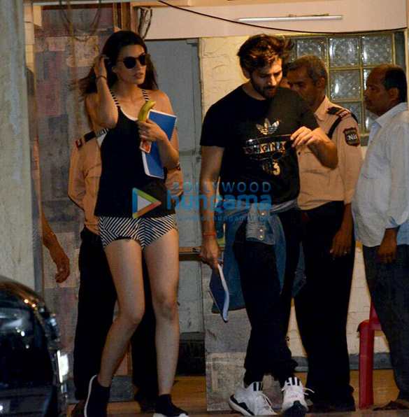 kartik aaryan kriti sanon and others snapped in bandra 2