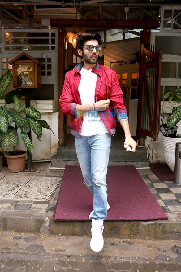 kartik aaryan snapped at the fable cafe in juhu 1