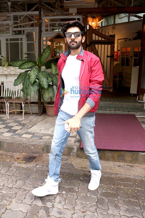 kartik aaryan snapped at the fable cafe in juhu 3