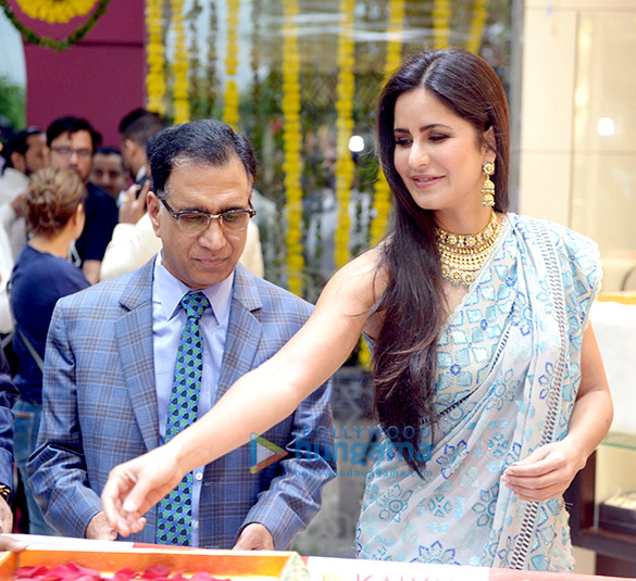 katrina kaif graces the opening of kalyan jewellers new showroom in delhi 2