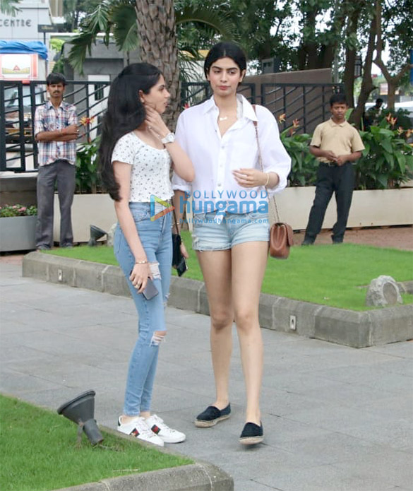 khushi kapoor snapped with a friend for lunch at bkc 6