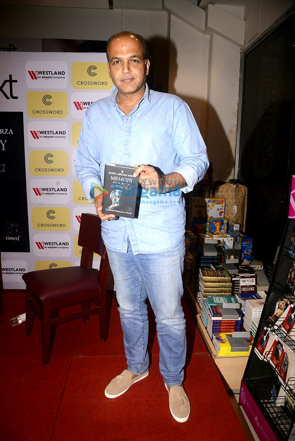 mahesh bhatt ashutosh gowariker and others at saeed akhtar mirzas book launch memory in the age of amnesia 0044