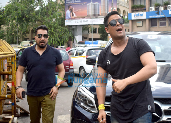 mika singh and ranjha vikram singh snapped at siddhivinayak temple 3
