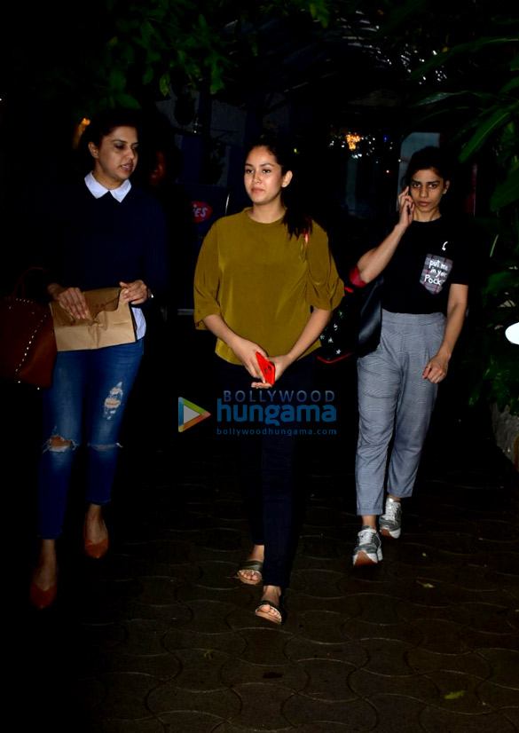 mira rajput snapped outside a cafe in bandra 4