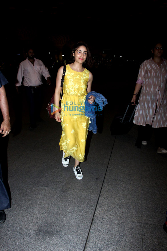 priyanka chopra varun dhawan yami gautam and others snapped at the airport 5