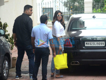 Priyanka Chopra snapped at Farhan Akhtar's residence at Pali Hill, Bandra
