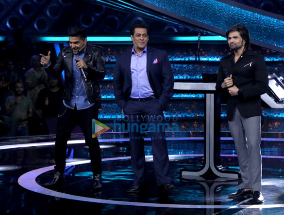 Salman Khan, Guru Randhawa and Himesh Reshammiya snapped on the sets of Dus Ka Dum Salman Khan, Guru Randhawa and Himesh Reshammiya snapped on the sets of Dus Ka Dum
