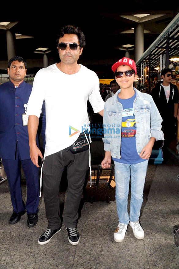 shah rukh khan ranveer singh arjun kapoor and others snapped at the airport