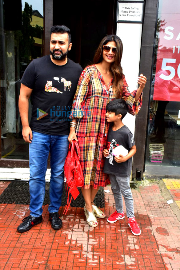 shilpa shetty and family spotted after lunch in bandra 1
