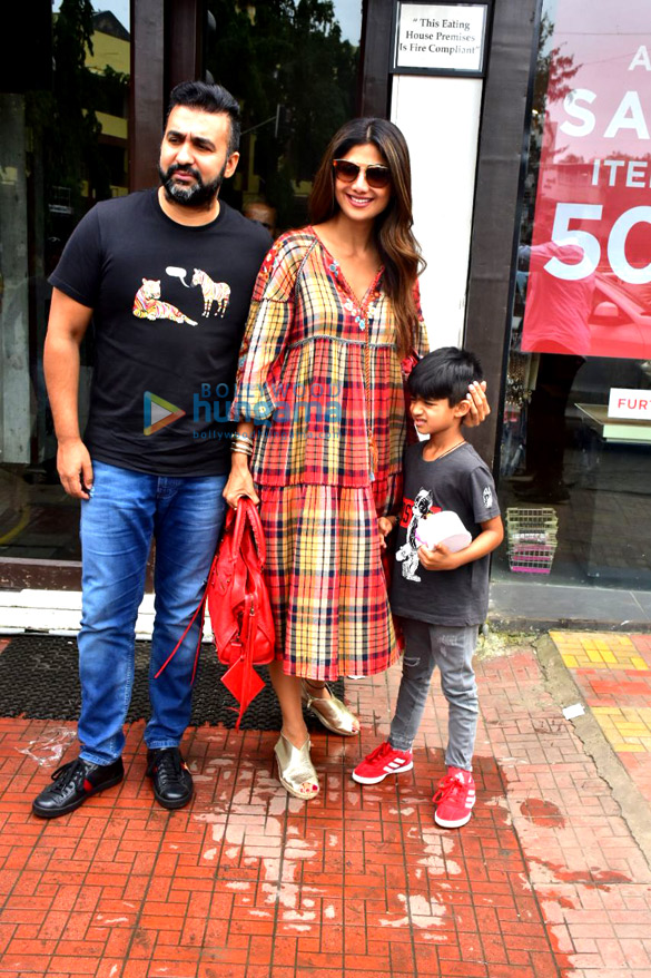 shilpa shetty and family spotted after lunch in bandra 4