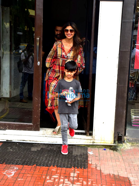 shilpa shetty and family spotted after lunch in bandra 5
