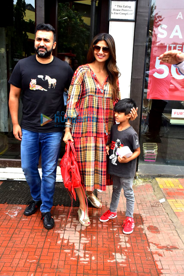 shilpa shetty and family spotted after lunch in bandra 6