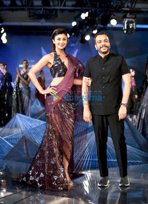 shilpa shetty walks the ramp for amit agarwal at india couture week 2018 1