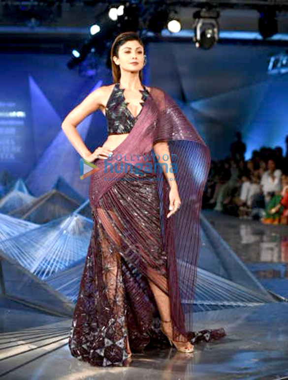 shilpa shetty walks the ramp for amit agarwal at india couture week 2018 3