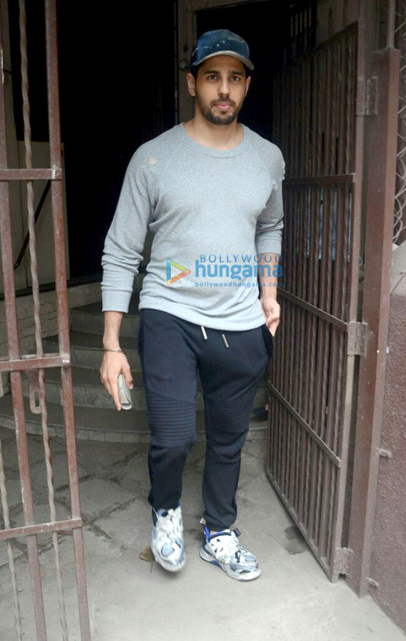 sidharth malhotra snapped at a recording studio in bandra 1