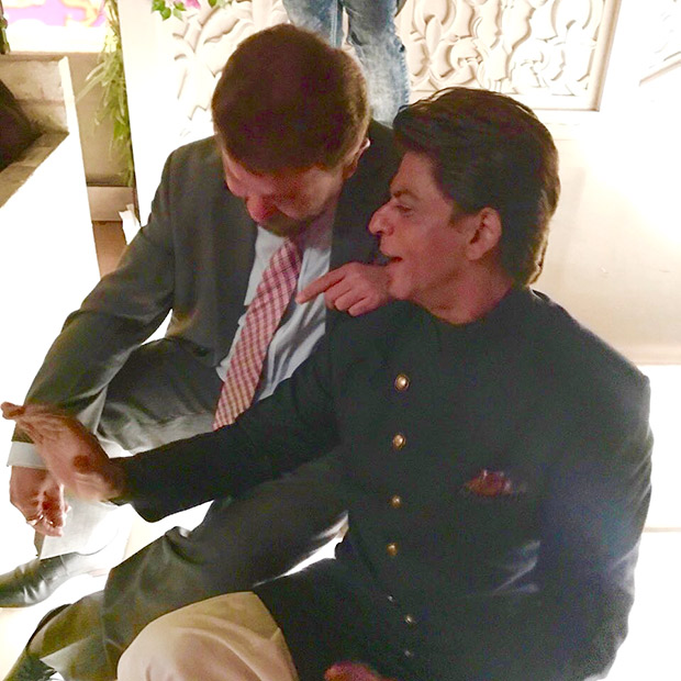 Smriti Irani catching husband Zubin Irani and Shah Rukh Khan gossiping is going viral Smriti Irani catching husband Zubin Irani and Shah Rukh Khan gossiping is going viral
