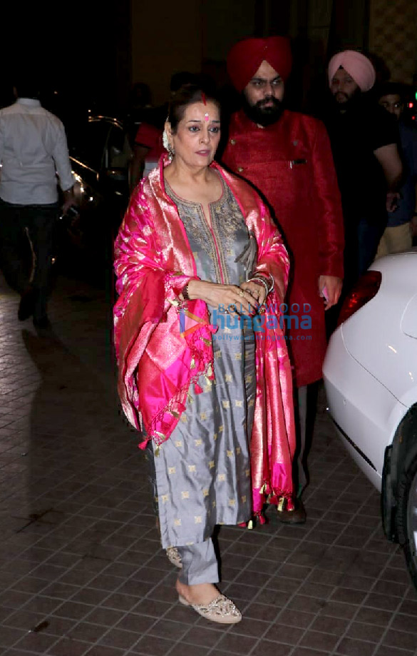 sonakshi sinha spotted with her mom in juhu 4