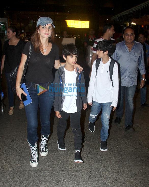 sonam kapoor ahuja tiger shroff and others snapped at the airport last night 3