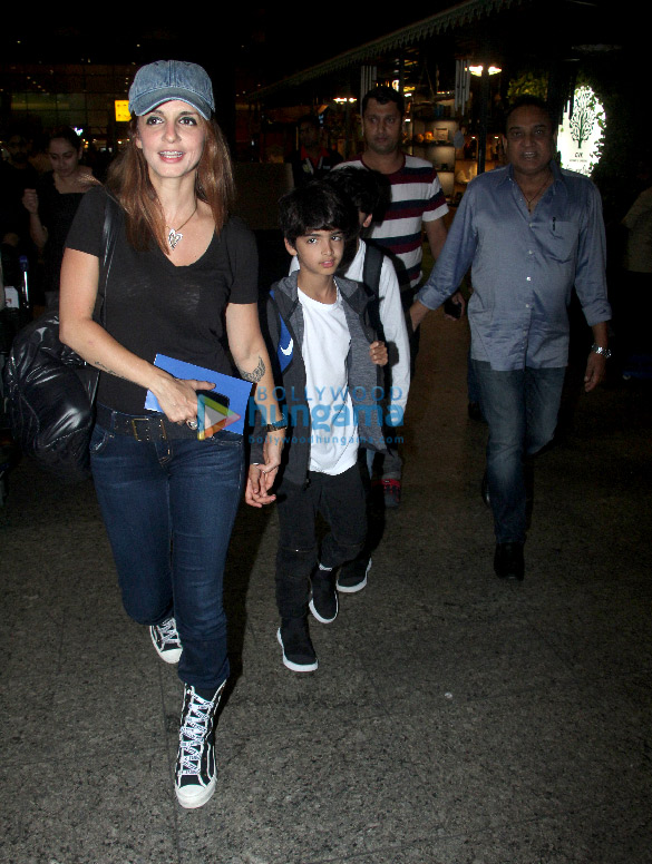 sonam kapoor ahuja tiger shroff and others snapped at the airport last night 6