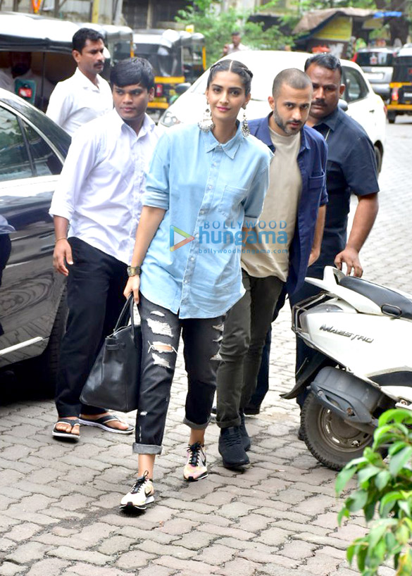 sonam kapoor ahuja and anand ahuja snapped at their new store in bandra 3