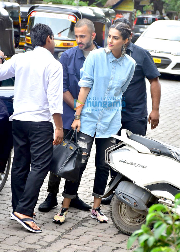 sonam kapoor ahuja and anand ahuja snapped at their new store in bandra 6