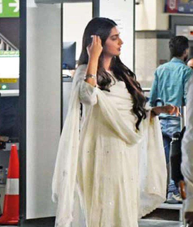 Sonam Kapoor and Rajkummar Rao shoot at Gurgaon metro station for Ek Ladki Ko Dekha Toh Aisa Laga Sonam Kapoor and Rajkummar Rao shoot at Gurgaon metro station for Ek Ladki Ko Dekha Toh Aisa Laga