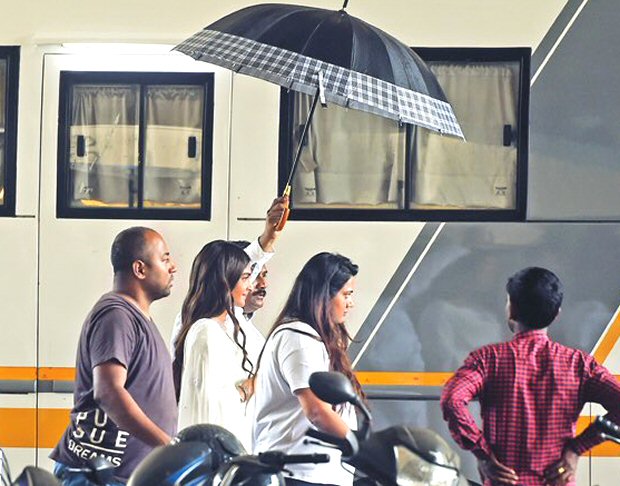 Sonam Kapoor and Rajkummar Rao shoot at Gurgaon metro station for Ek Ladki Ko Dekha Toh Aisa Laga Sonam Kapoor and Rajkummar Rao shoot at Gurgaon metro station for Ek Ladki Ko Dekha Toh Aisa Laga