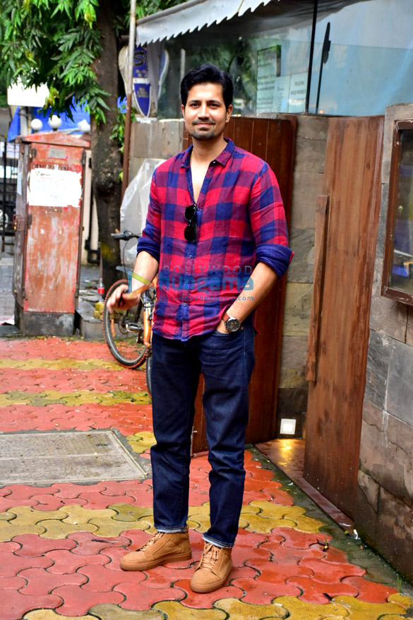sumeet vyas and shruti haasan snapped at indigo delicatessen in bandra 1