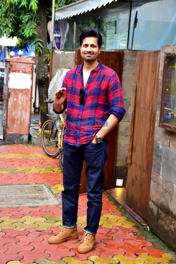 sumeet vyas and shruti haasan snapped at indigo delicatessen in bandra 2