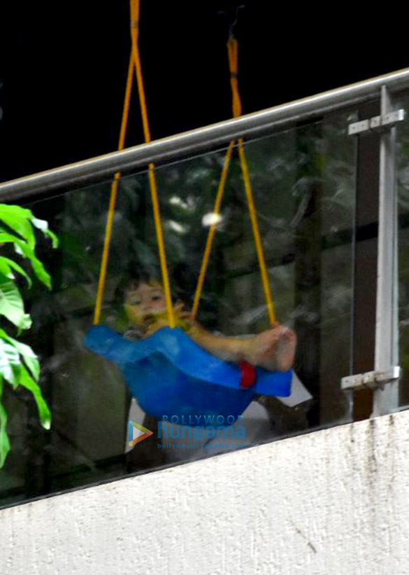 taimur ali khan spotted enjoying on his swing 2