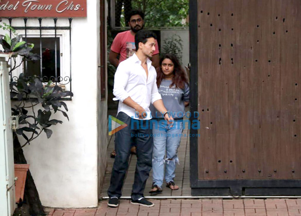 tiger shroff snapped at sanjay leela bhansalis house in juhu 5