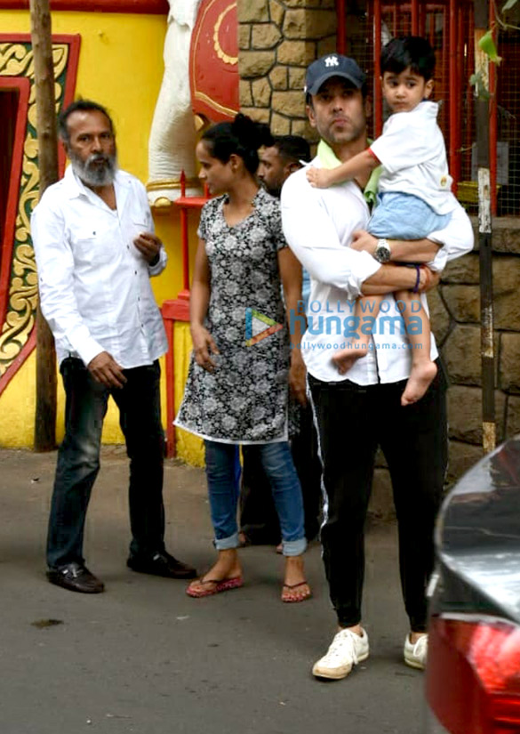 Tusshar Kapoor snapped with son at Shani Mandir Tusshar Kapoor snapped with son at Shani Mandir