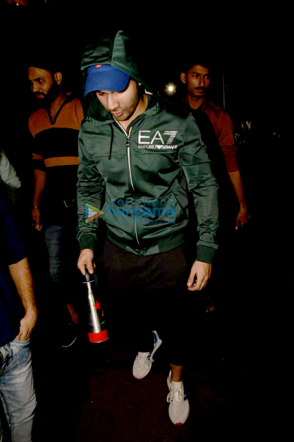 varun dhawan and kartik aaryan snapped outside the gym 3