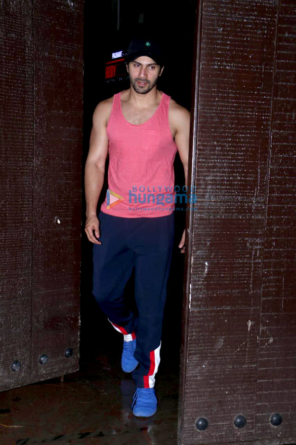 varun dhawan snapped at gym 3