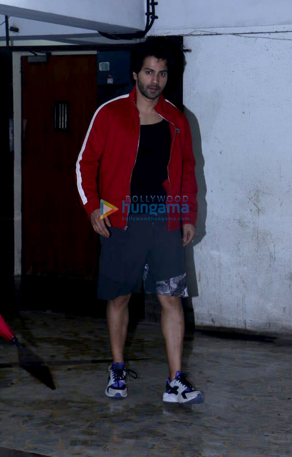varun dhawan spotted at a clinic 3