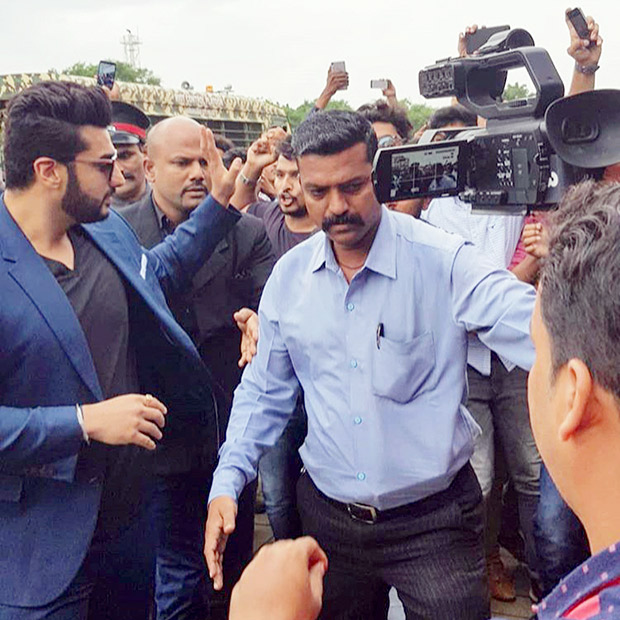 WATCH: Arjun Kapoor gets mobbed by fans in Aurangabad