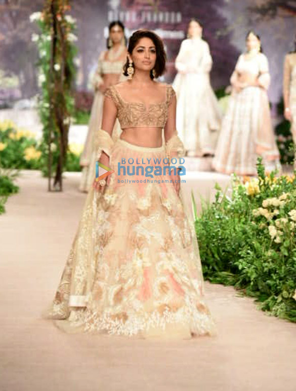 yami gautam walk for reynu tandon at india couture week 2018 day 4 4