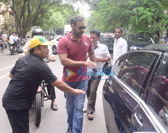 ajay devgn kajol and their daughter nysa snapped in bandra 4