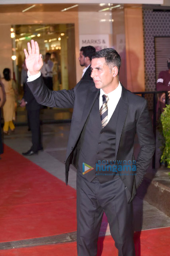 akshay kumar and mouni roy grace the special screening of gold at pvr plaza cp new delhi 7