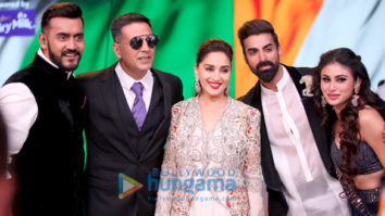 Akshay Kumar and Mouni Roy promote their film Gold on Colors Dance Deewane