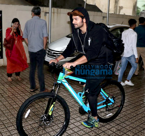 ali fazal snapped riding his bicycle in juhu 3