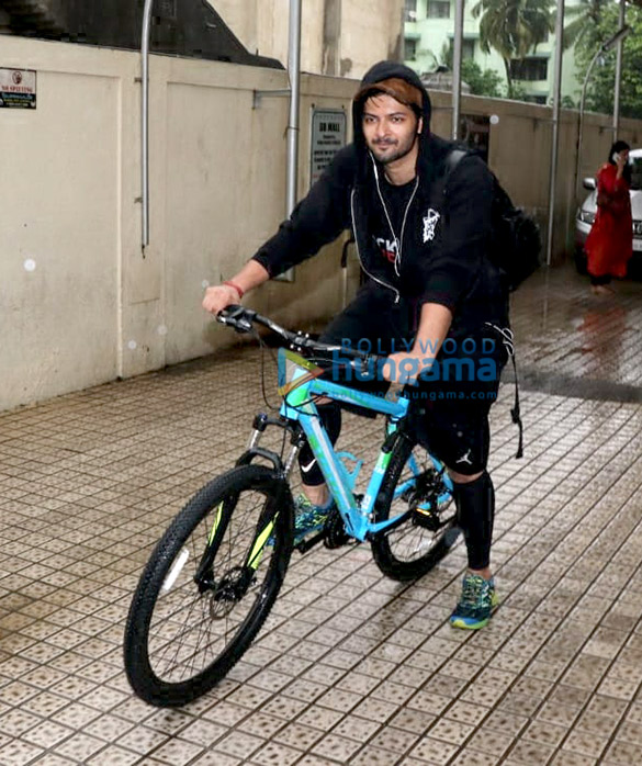 ali fazal snapped riding his bicycle in juhu 5