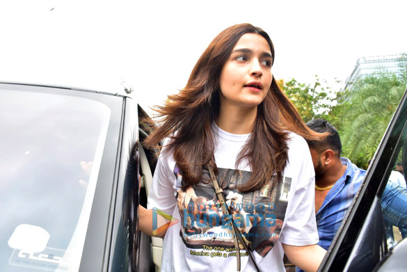 alia bhatt snapped at bkc 5