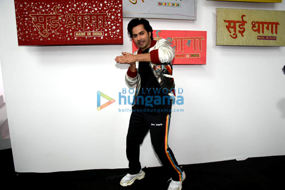 anushka sharma and varun dhawan grace the trailer launch of their film sui dhaaga made in india 8