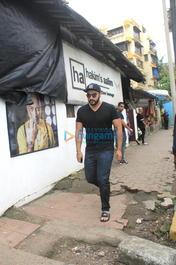 arjun kapoor spotted at hakims aalim salon in varsova 3
