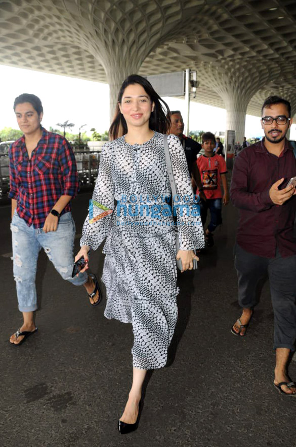 disha patani and yami gautam snapped at the airport 1 2