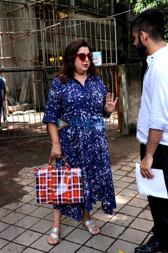 farah khan and shweta nanda snapped at kromakay salon in juhu 5