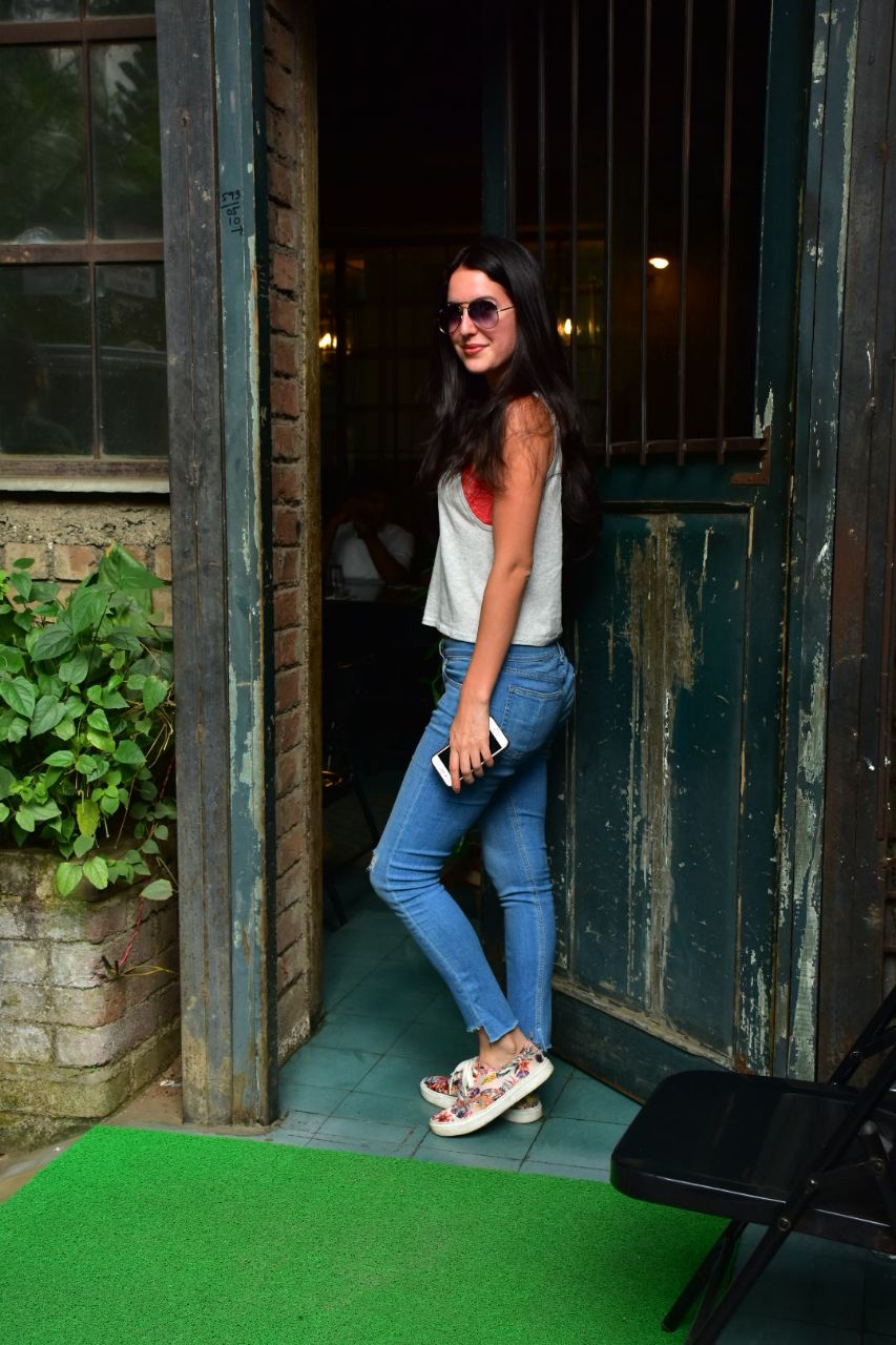 isabelle kaif spotted in bandra 2
